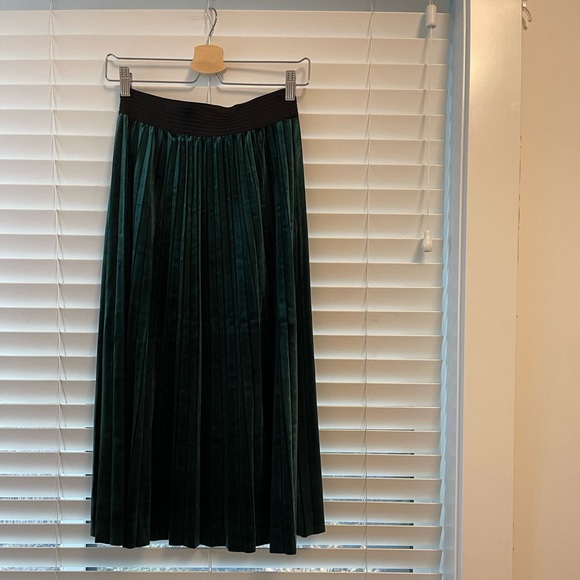 Dynamite Green Velvet High Waisted Skirt - Picture 3 of 7
